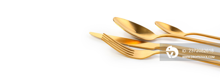 带叉子、刀子和勺子的金色餐具套装