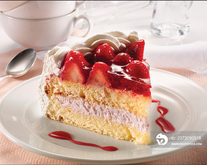 Tarta de fresas con nata. Strawberry shortcake with whipped cream.