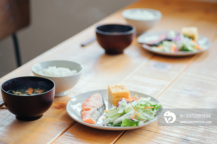 テーブルに並ぶ食事