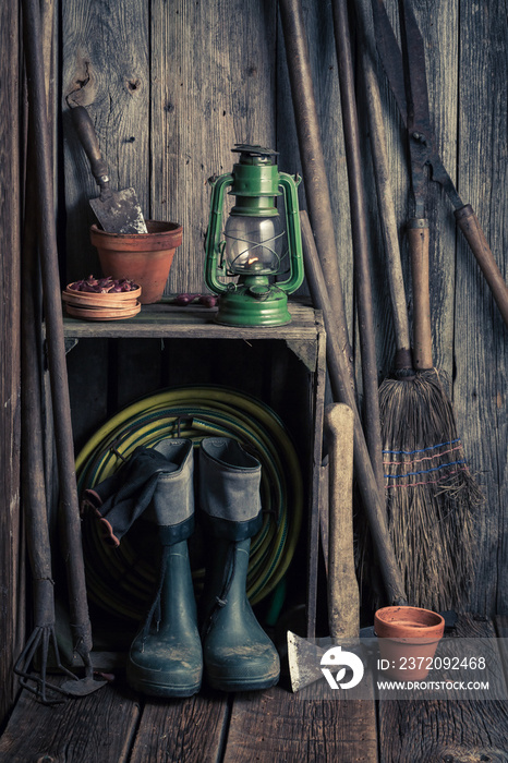 一个古老的乡村小屋，里面有花园工具和粘土壶