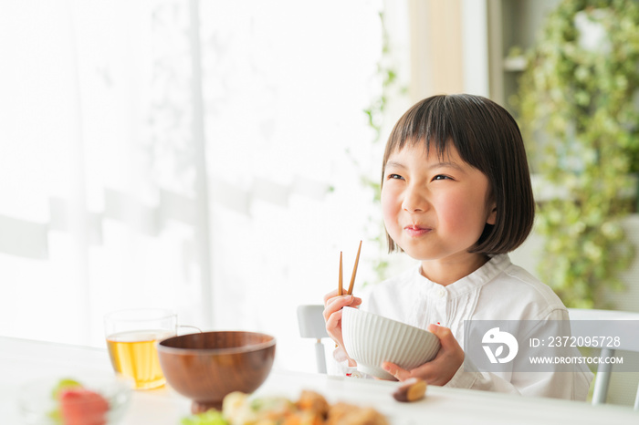 朝ごはんを食べる女の子