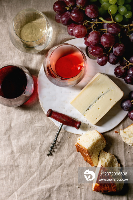 各种葡萄酒。老式玻璃杯中的红、玫瑰和白葡萄酒，配葡萄串和蓝奶酪