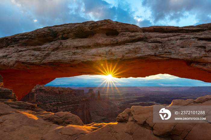 Mesa Arch at sunrise, Canyonlands National Park, Utah, USA