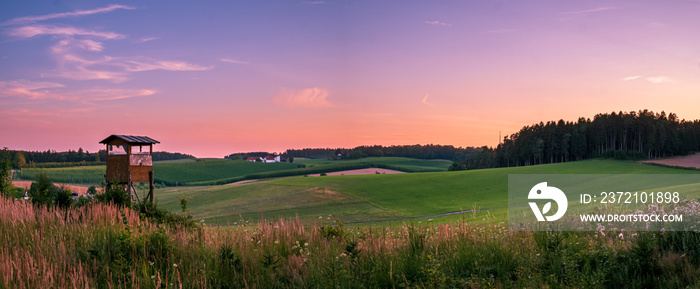 巴伐利亚日落期间的狩猎观察站，紫色和玫瑰色