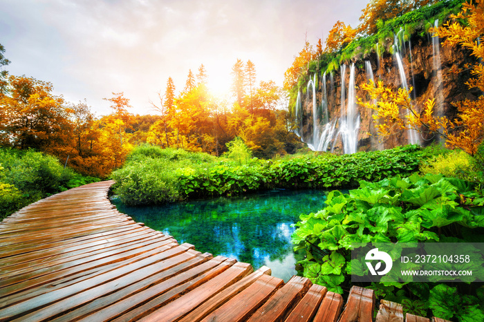 美丽的木径小径，适合在普利特维斯湖与湖泊和瀑布景观一起进行自然徒步旅行