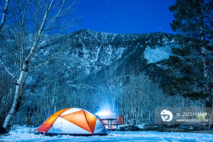 雪中有山有星的照明帐篷