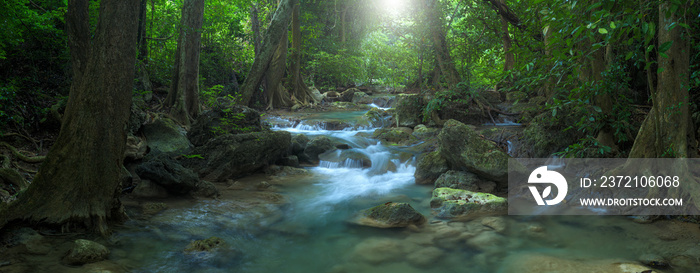 泰国美丽的森林深处瀑布全景