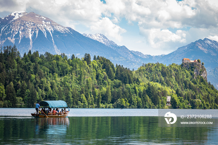 游客坐在独木舟上欣赏Bled湖的美景