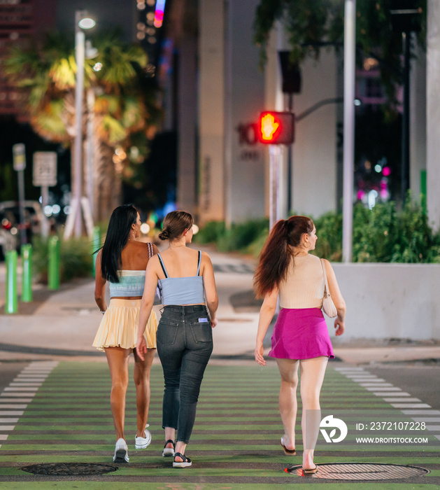三个女孩走在城市街道上迈阿密佛罗里达美丽的场景生活方式幸福之夜