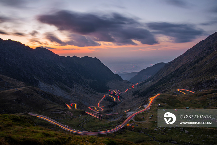 穿越罗马尼亚喀尔巴阡山脉的Transfagarasan山口上的交通步道，Transfagarisan正在行驶