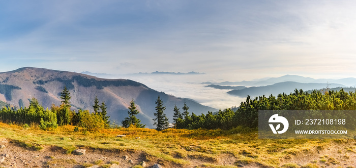 山区秋季逆温全景图