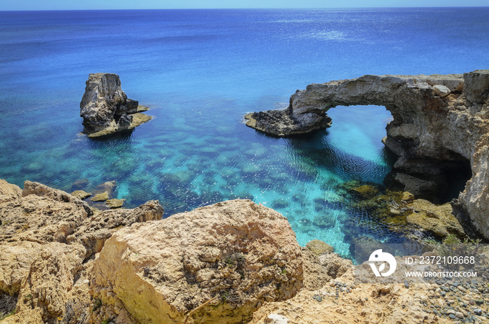 地中海塞浦路斯岛Ayia Napa、Cavo Greco和Protaras附近美丽的天然岩石拱门