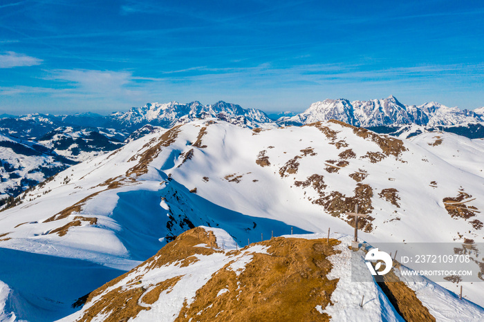 奥地利索尔登山滑雪场-美丽的冬季小镇旁的自然和滑雪场。树木湾