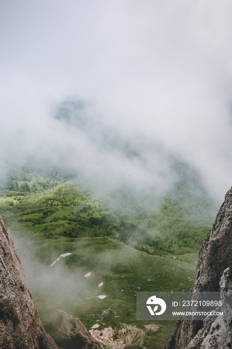 雾山鸟瞰薄雾景观岩石和绿色山谷夏季旅行荒野n