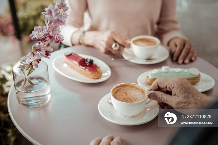 放在桌子上的咖啡杯俯视图