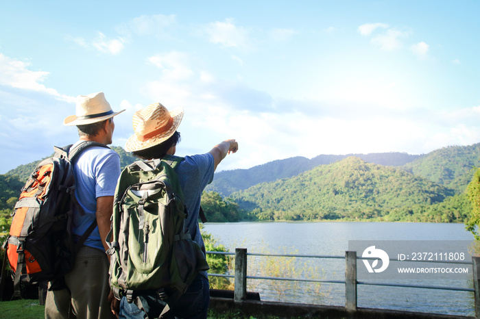 亚洲高级情侣徒步旅行，旅行，退休后过上幸福的生活健康，可以看到新鲜事物