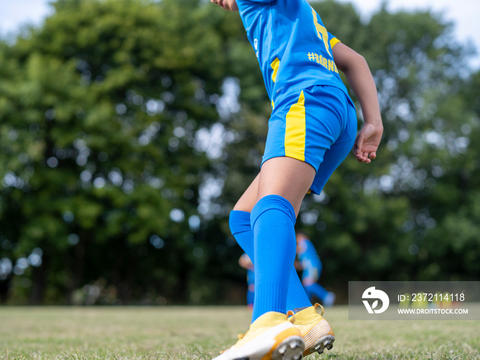 身着制服在足球场上练习的男孩（8-9岁）低段