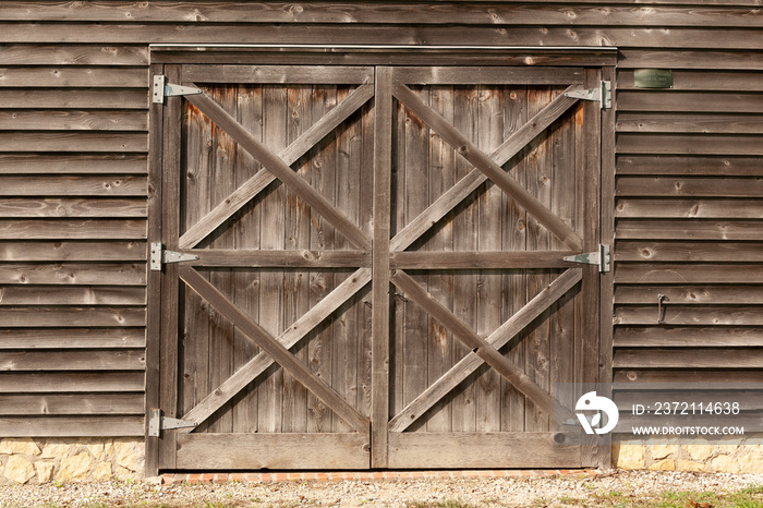 木制谷仓上未上漆的荷兰木门。
