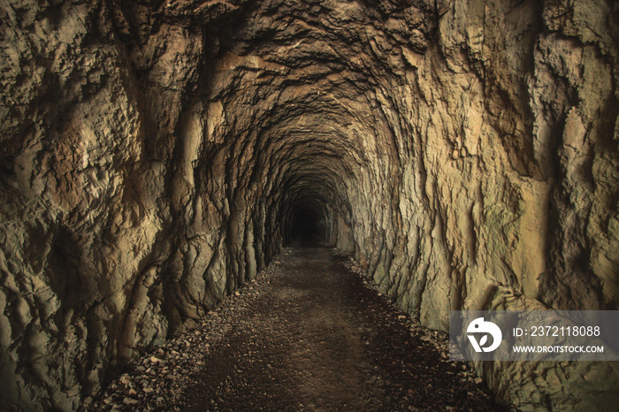 tunnel senfonçant sous terre