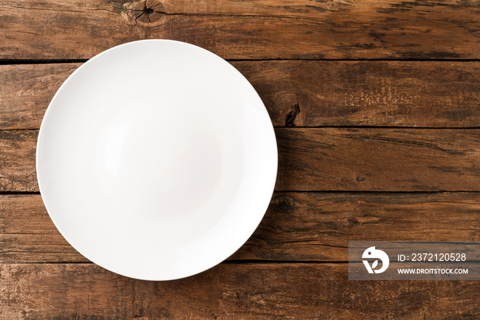 乡村木桌上的空白盘子。俯视图