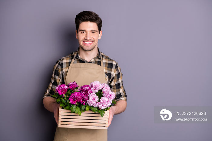 一位迷人的工人手牵手在花盆里盛开的粉色花朵的照片，建议购买新鲜的