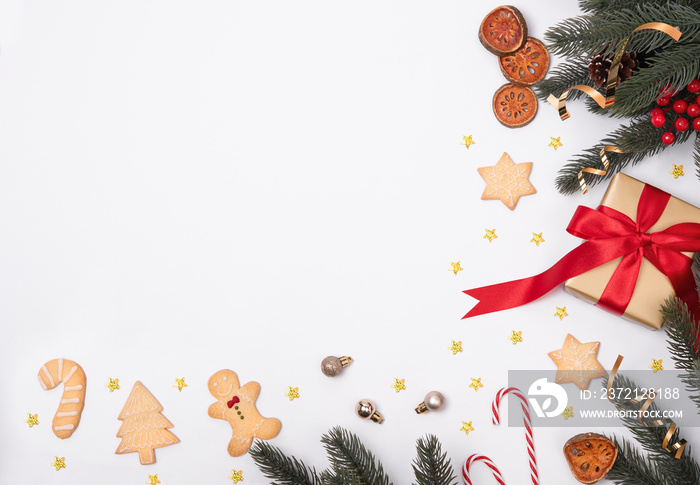 带装饰品的圣诞作文和白色圣诞饼干和星星五彩纸屑的礼盒