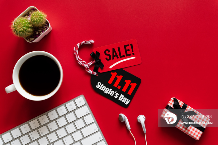 中国网上购物，11.11单日销售概念。红黑票配咖啡杯，钥匙扣