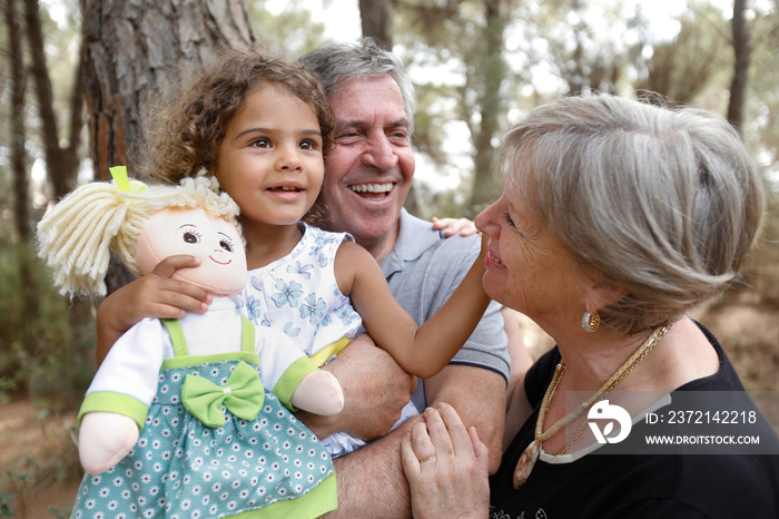 Nipotina Brasiliana è felice in braccio ai nonni europei che la portano al parco a giocare