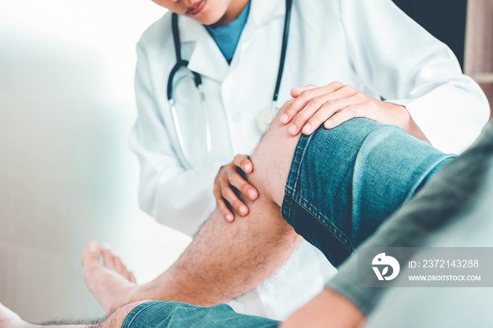 医生咨询患者膝盖问题物理治疗概念