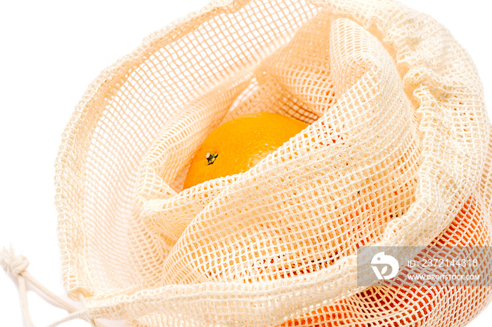 零浪费最小成分，带细绳和帆布袋储存。里面有橙子。零是