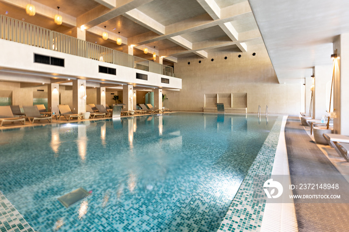酒店水疗和健康中心的室内游泳池