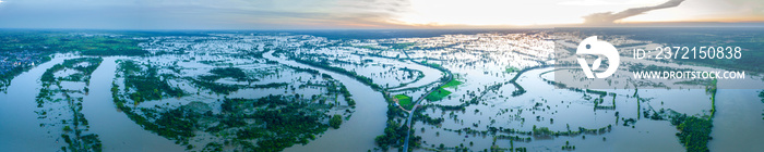 飞行无人机拍摄的俯视图。稻田被淹。农田被水淹没。