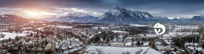 奥地利阿尔卑斯山被雪覆盖的日落全景