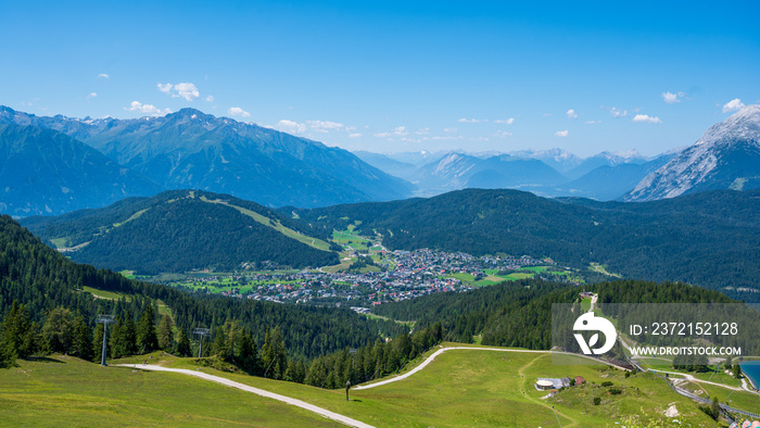 Seefeld Karwendel阿尔卑斯山的山景。s期间奥地利高山自然的壮丽全景