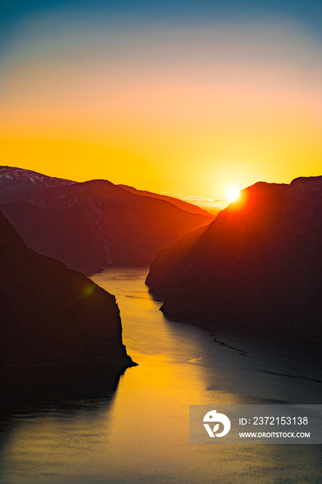 日落时的峡湾景观，挪威
