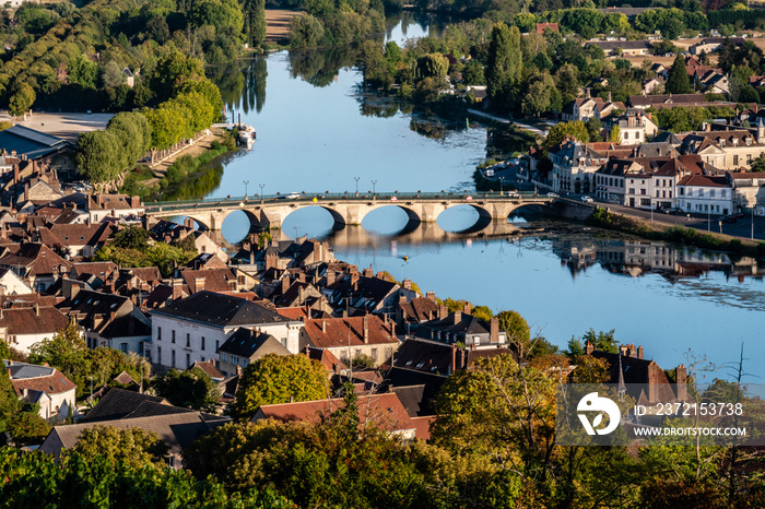 Le pont au dessus de lYonne à Joigny en france dans lYonne 89300