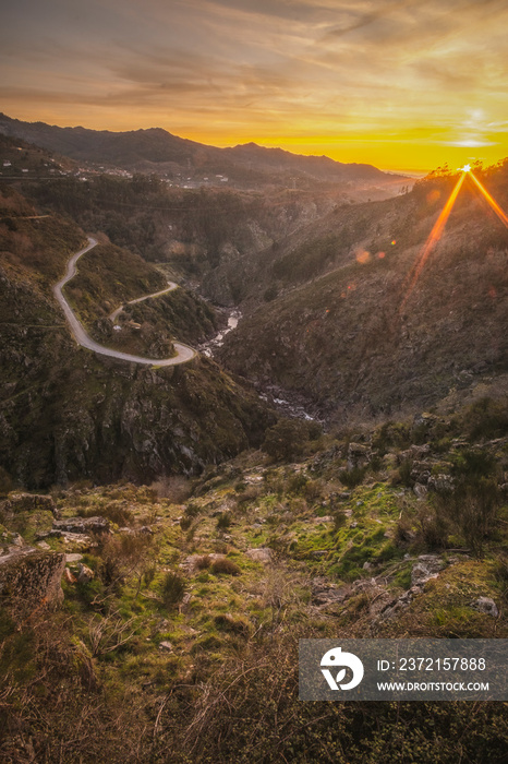 Portugal bonita paisagem de pôr do sol nas montanhas e estrada ao fundo