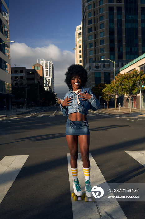 穿着旱冰鞋的城市里留着非洲头发的年轻美女的肖像