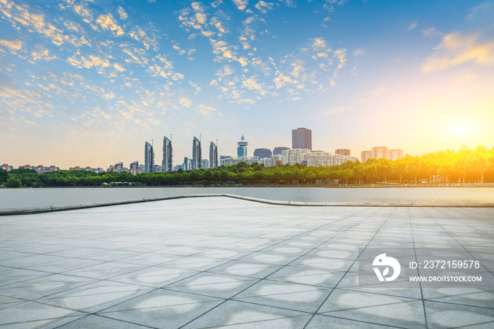 中国，日落时分的上海，空旷的广场和城市天际线。