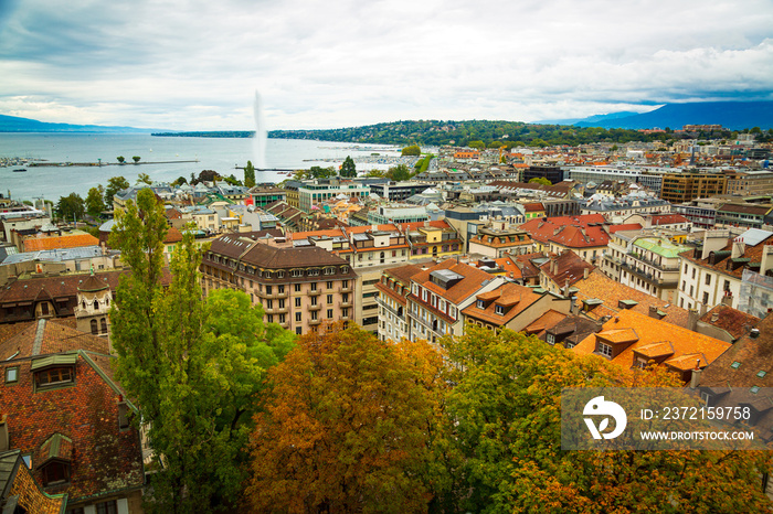 瑞士日内瓦：从圣彼得大教堂塔楼俯瞰城市和湖景