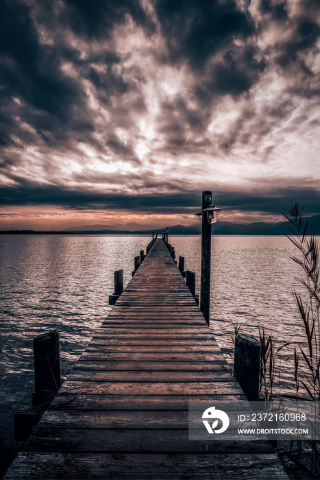 Chiemsee, Bayern, Herbst, Deutschland mit den Alpen im Hintergrund