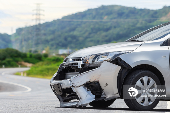 银色汽车在路上发生车祸损坏。汽车维修或汽车保险概念