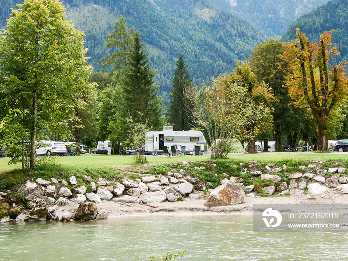 Schönes Camping mit Wohnwagen im Sommer am Fluss in Bergen Naturcamping