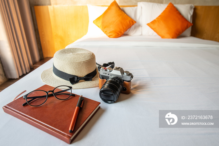 舒适酒店床上的一套旅行设备，为旅行准备物品。Concep