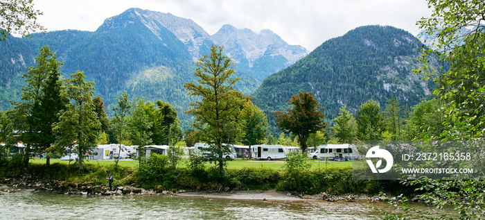 Schönes Camping mit Wohnwagen im Sommer am Fluss in Bergen Naturcamping