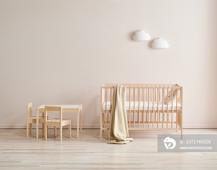 现代木制婴儿床和婴儿房风格，粉色墙壁和橱柜装饰。