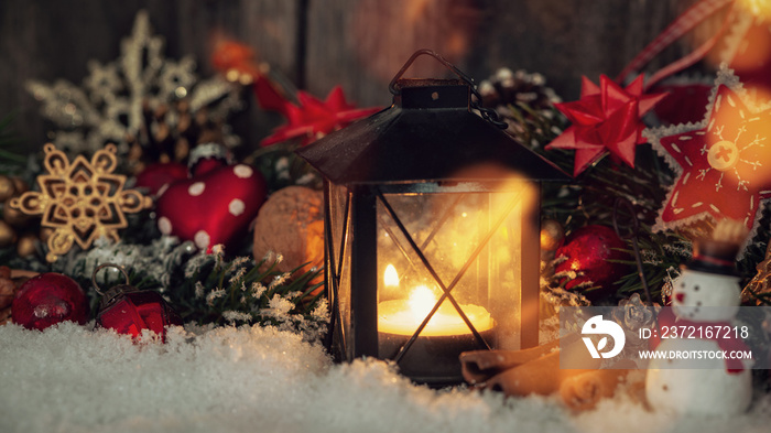 带着小灯笼和烛光的怀旧浪漫的圣诞节装饰