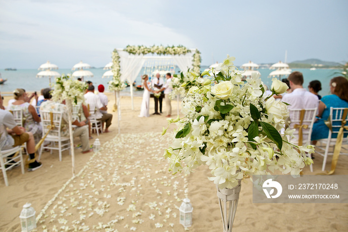 海滩婚礼中美丽花朵装饰的软焦点c