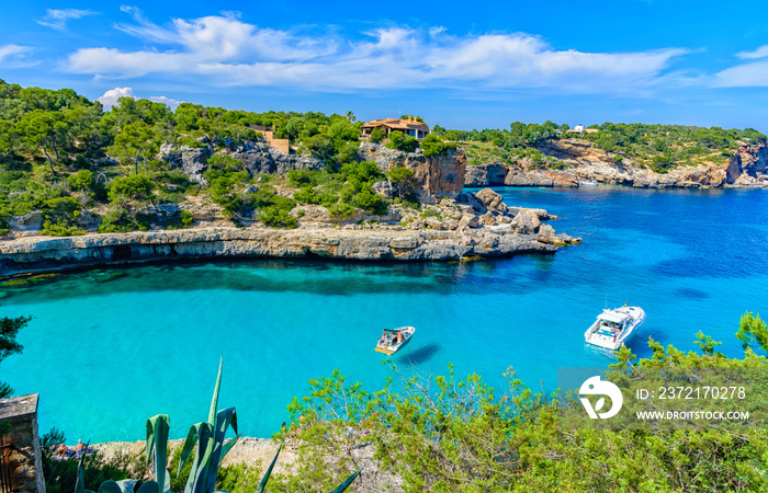 Palma de Cala Llombards海滩马略卡岛绿松石海水上的夏日度假场景