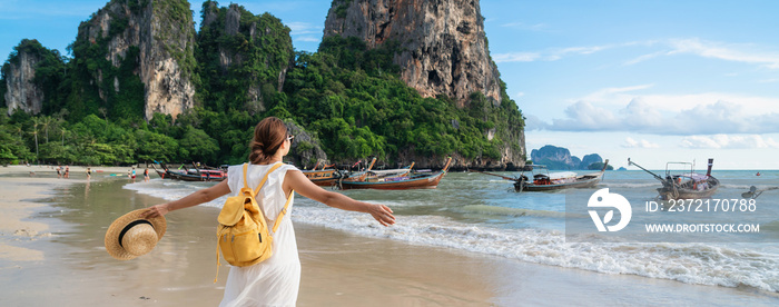 年轻的女性旅行者在泰国甲米的热带沙滩享受暑假